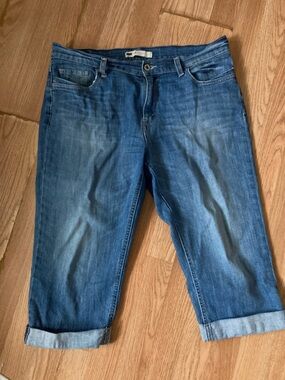 Levi's Blue Denim Capri Straight-Leg Cuffed Jeans Women’s Size 12